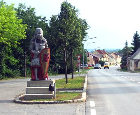 Statue of a knight  in  the Jedenspeigen village