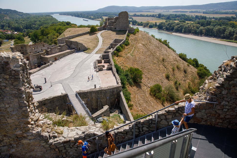 Devínsky hrad - pohľad z hornej časti hradu