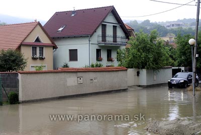 Voda v bratislavskej mestskej časti Devín 25.6. stúpla.