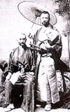 Českí cestovatelia Josef Kořenský (vpravo) a Karel Řezníček v samurajskom odeve - z knihy Našinec v Oriente