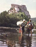 Oravský Podzámok, ženy na brode cez rieku Oravu - z publikácie Ľud Oravy v minulosti