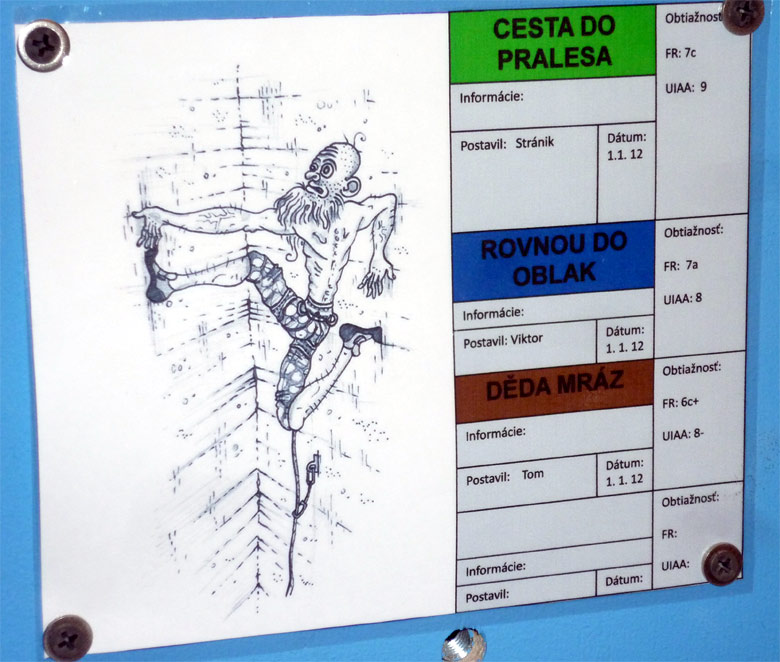 Lezecká hala K2 v Bratislave - označenie ciest s karikatúrou