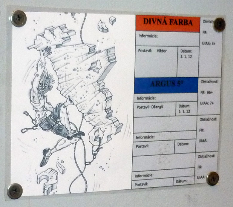 Lezecká hala K2 v Bratislave - označenie ciest s karikatúrou