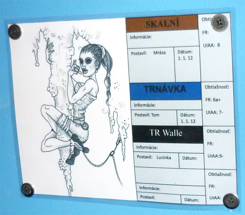 Lezecká hala K2 v Bratislave - označenie ciest s karikatúrou