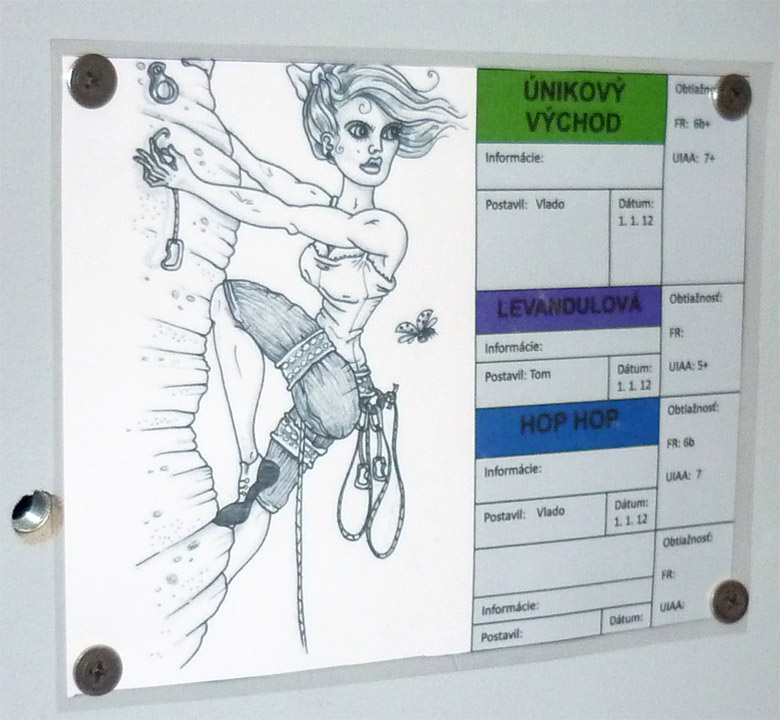 Lezecká hala K2 v Bratislave - označenie ciest s karikatúrou