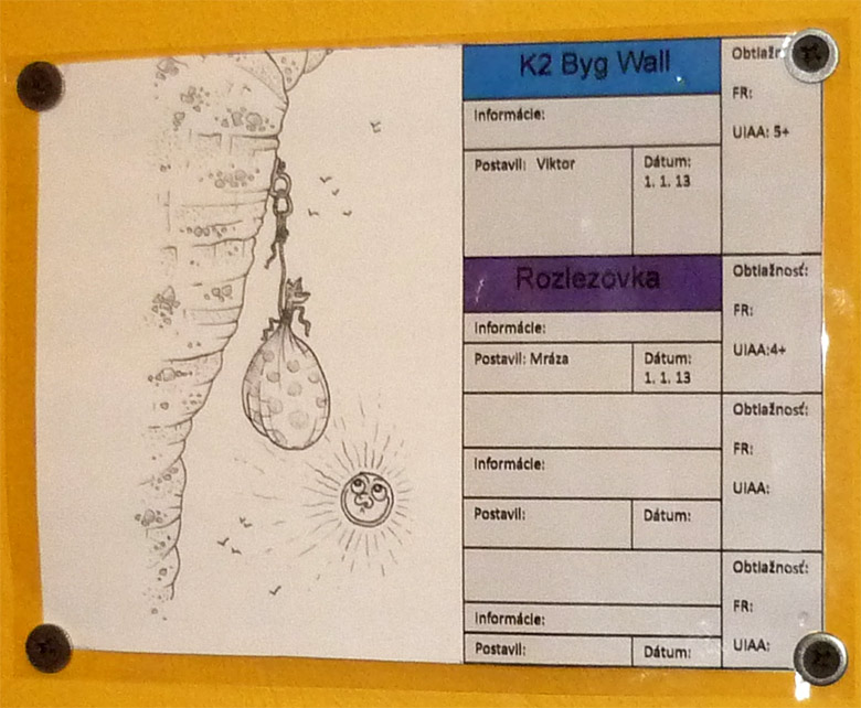 Lezecká hala K2 v Bratislave - označenie ciest s karikatúrou