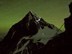 2013: Everest vo svetle lámp