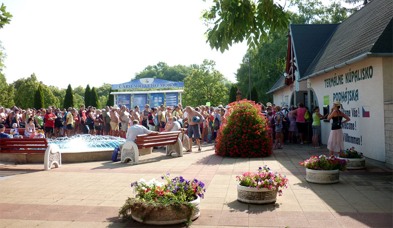 Long queues at the Podhajska thermal pool entrance