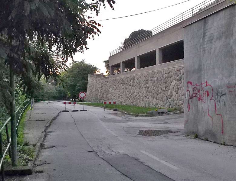 Zosuv pôdy pod múrom na Žižkovej ulici v Bratislave