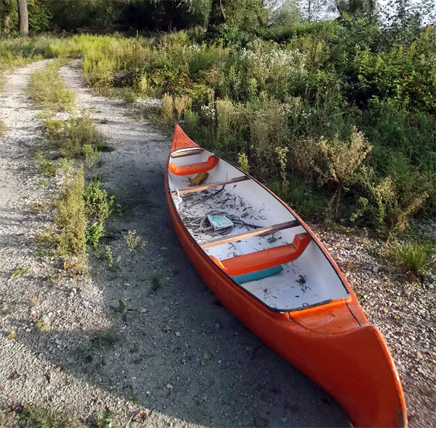 Kánojka po prenáške cez húštinu