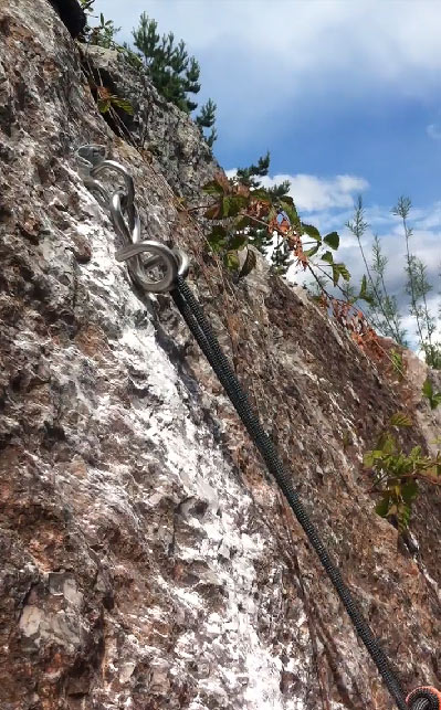 Snímka z videa, ktoré zobrazuje, ako sa lano vyšmykne z jednej konzolky istiaceho prasaťa