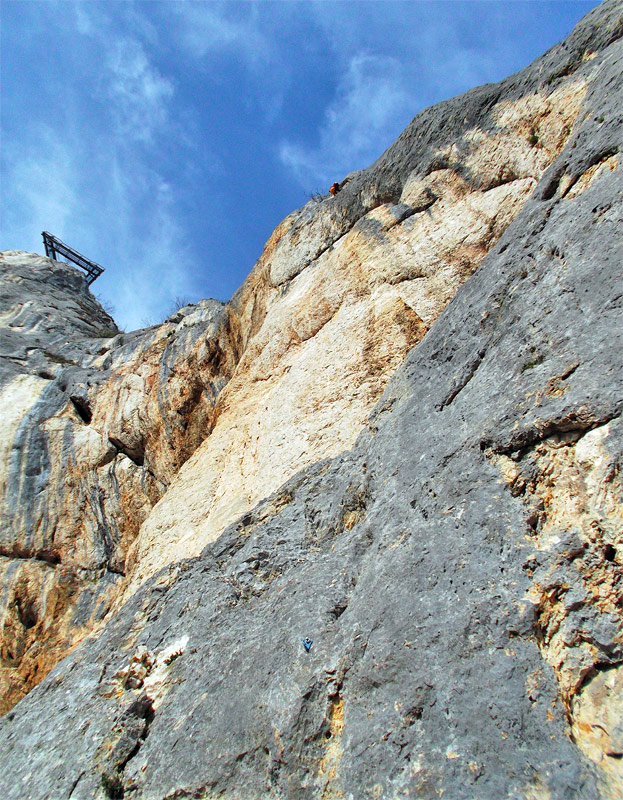 Stena s modrým nitom. Hore vyčnieva vyhliadková terasa Skywalk