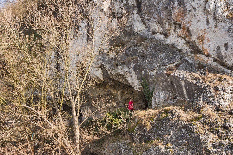 Chodník k Röthelsteinskému hradu vedie popri Dunaji tunelom vytesaným do skaly