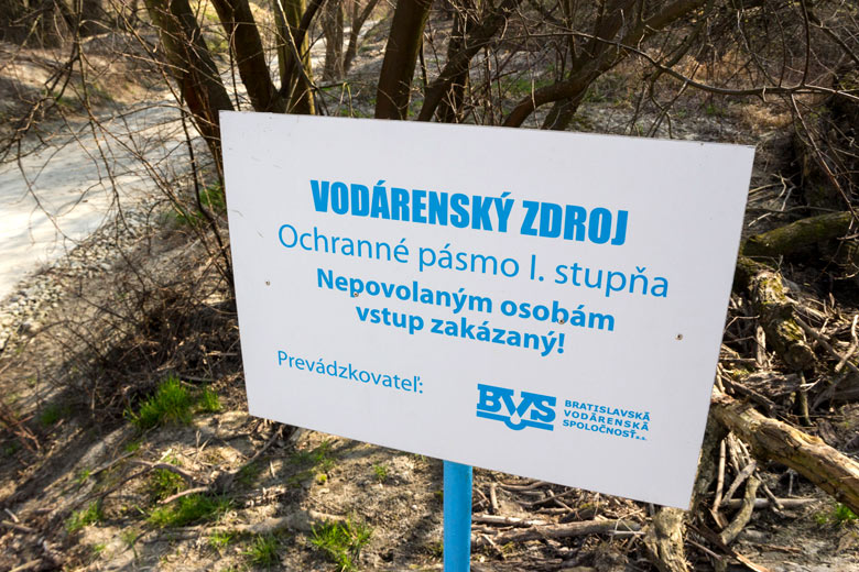 Ostrov, ktorý vzniká sprietočnením Devínskeho ramena je pre verejnosť uzavretým vodným zdrojom