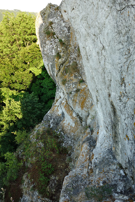 Mačacie lávky - pohľad zhora na traverz tretej dĺžky, na trávnatej plošine dole je štand