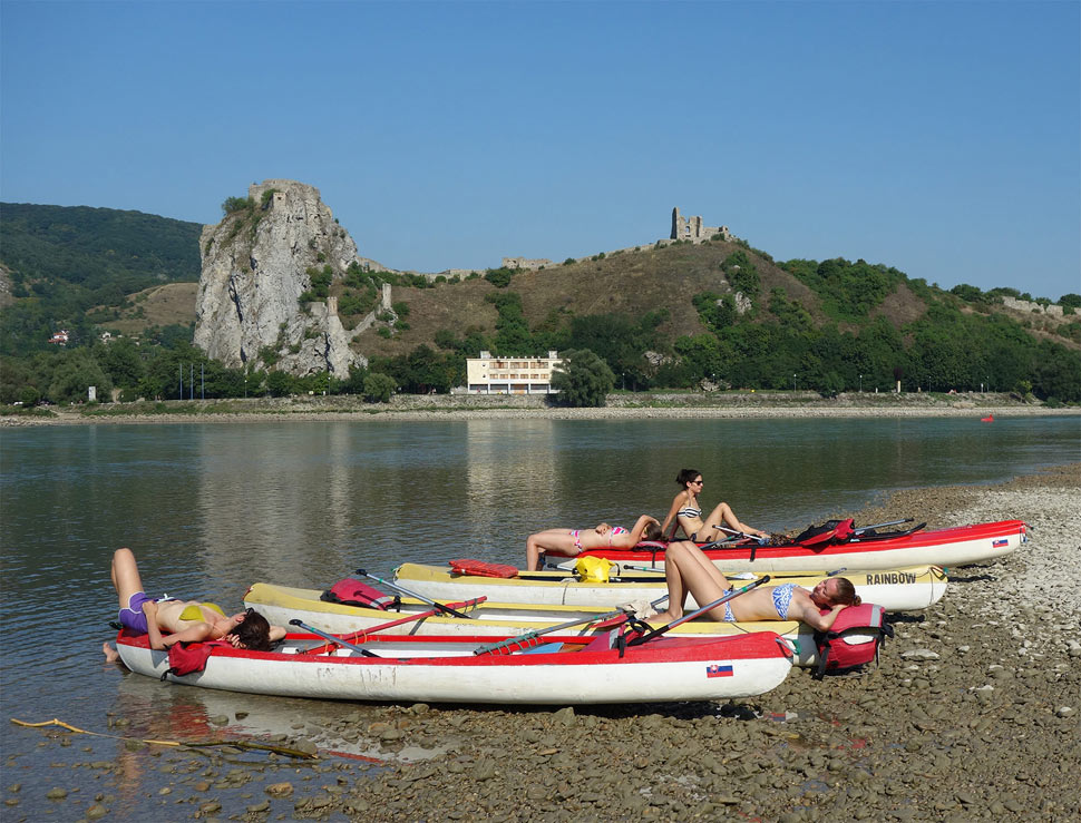 Pekne je na Dunaji pri Devínskom hrade
