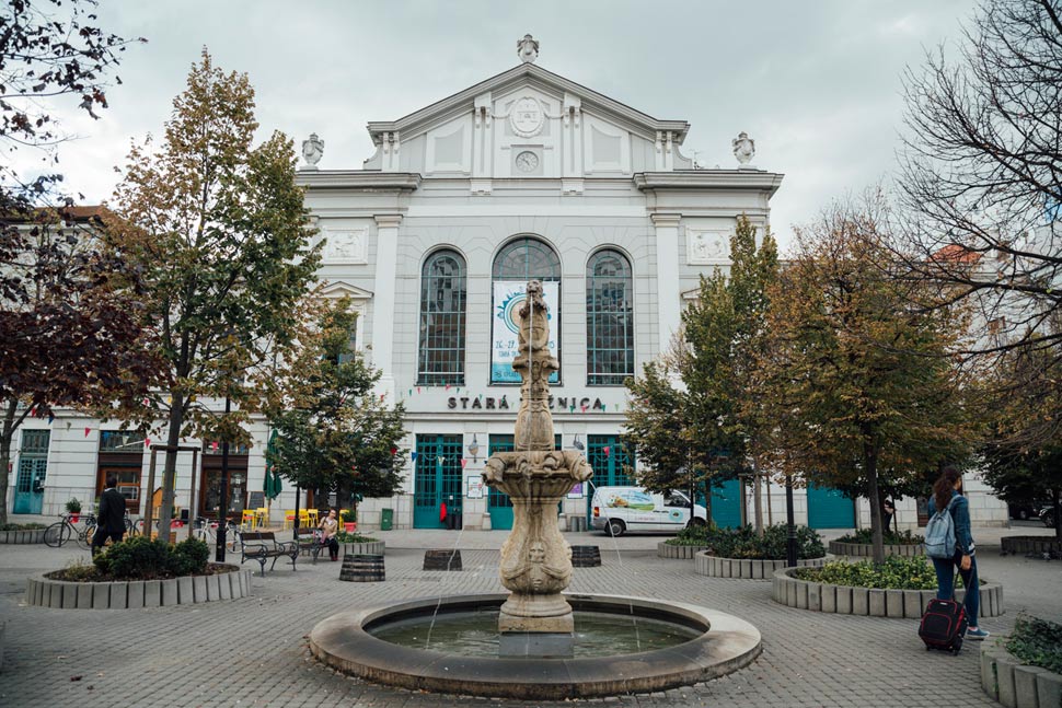 Fontána pred Starou tržnicou v Bratislave