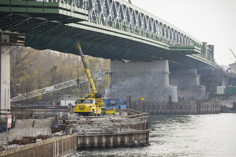 Na stavbe nového Starého mostu v Bratislave