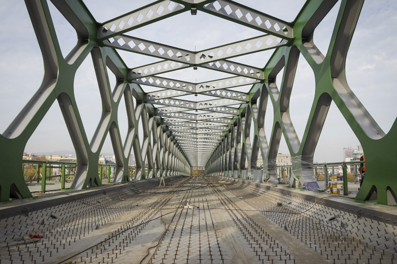 Na stavbe nového Starého mostu v Bratislave