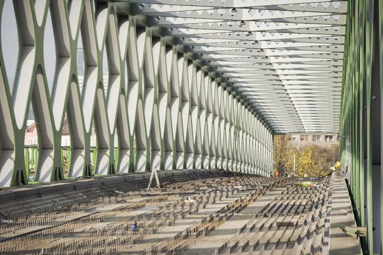 Na stavbe nového Starého mostu v Bratislave