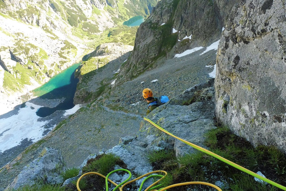 Pohľad z Galérie na Zmrzlé a Ťažké pleso
