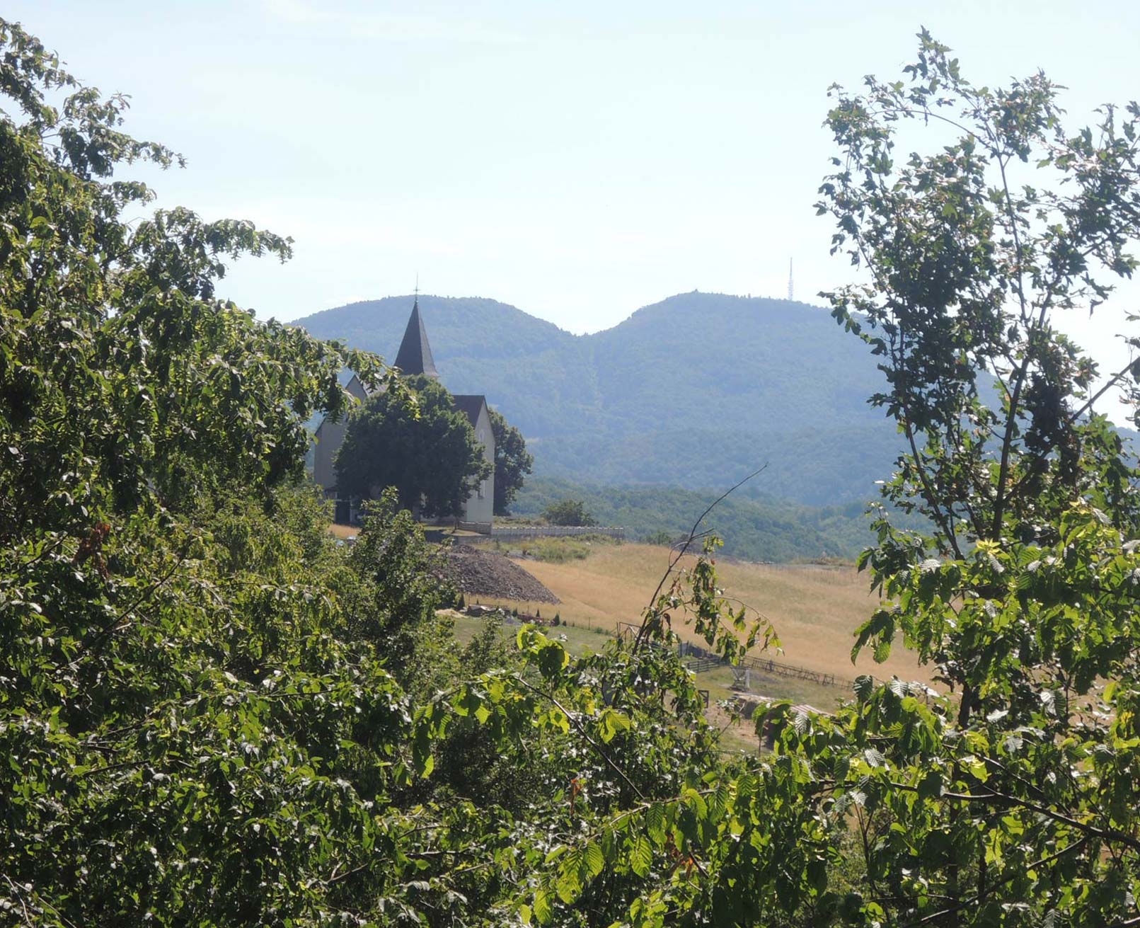 Od vysoko položenej obce Vysoká je najvyšší kopec Štiavnických vrchov Sitno neďaleko, magistrála ho však obchádza