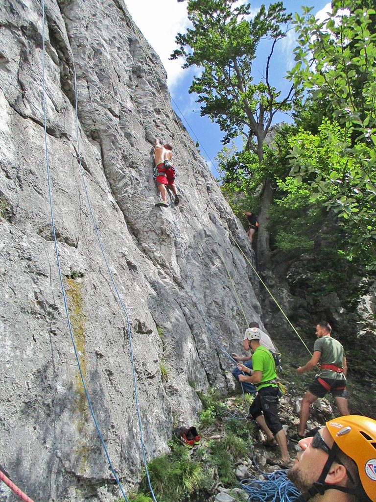 Napravo od špáry Neznámeho sokolíka lezie Vojto Čierneho princa (7+)