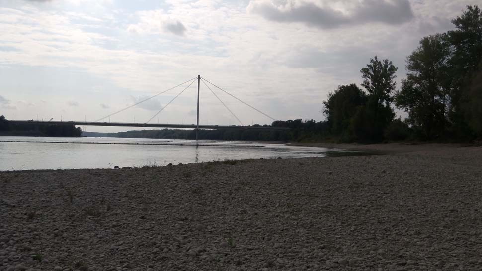 Hainburgský most a pláže pri nízkej hladine Dunaja