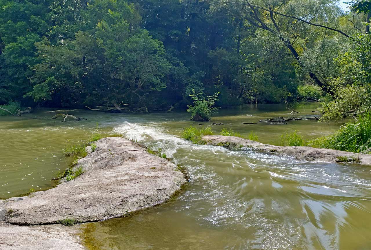 Šlajzna na prvej prehrádzke. Radšej sme koníčkovali. Ktovie koľko prekážok je pod spenenou vodou