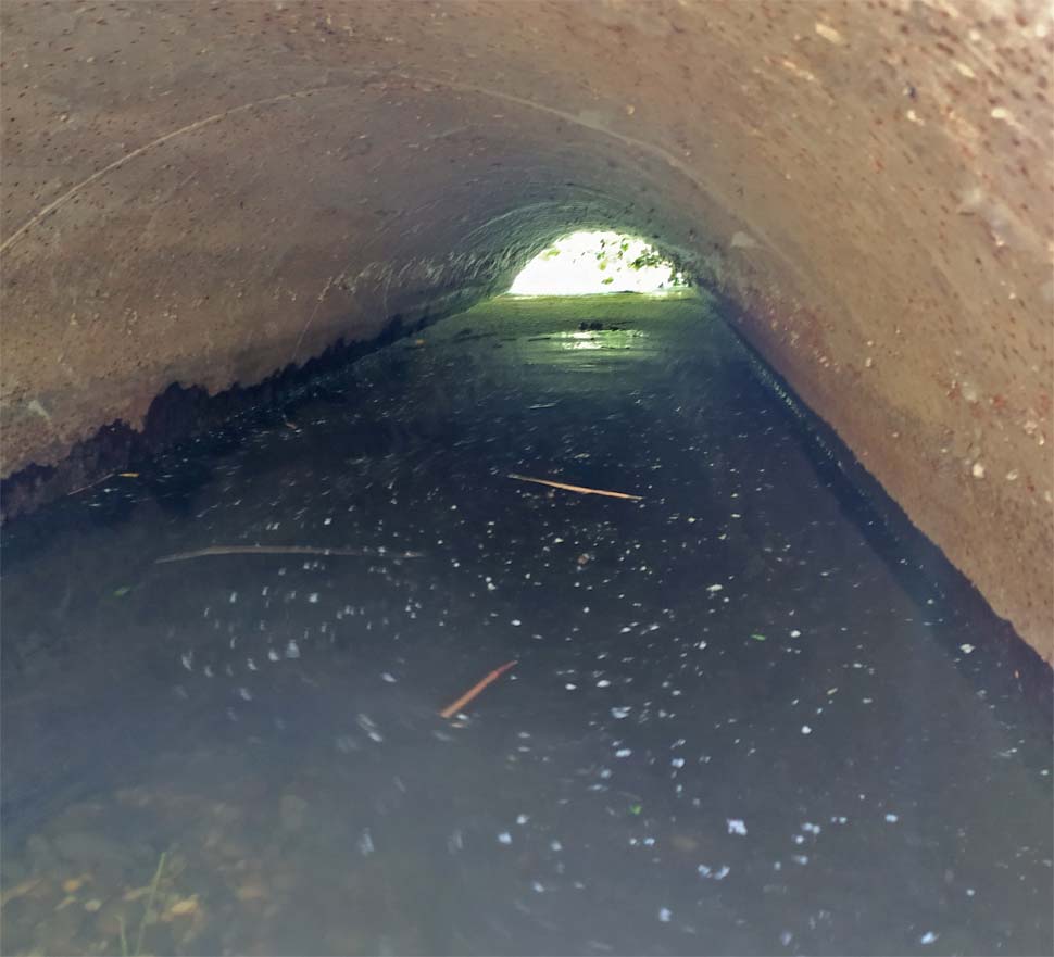 Rúra vyzerala nepriechodne - asi by sme sa v nej boli s kánojkou zasekli