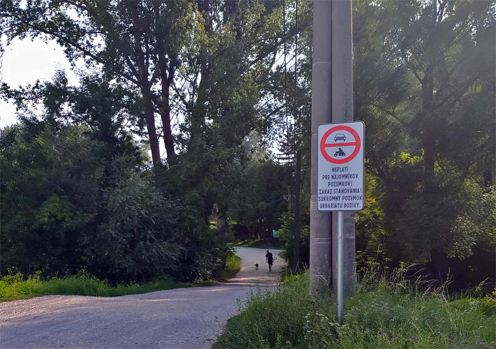 Urbári v Bodíkoch nás privítali touto značkou so zákazom vstupu pre autá