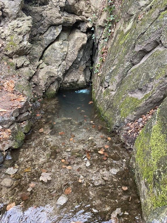 Potápač je už vo vyvieračke - jej hornú časť tvorí horizontálny tunel