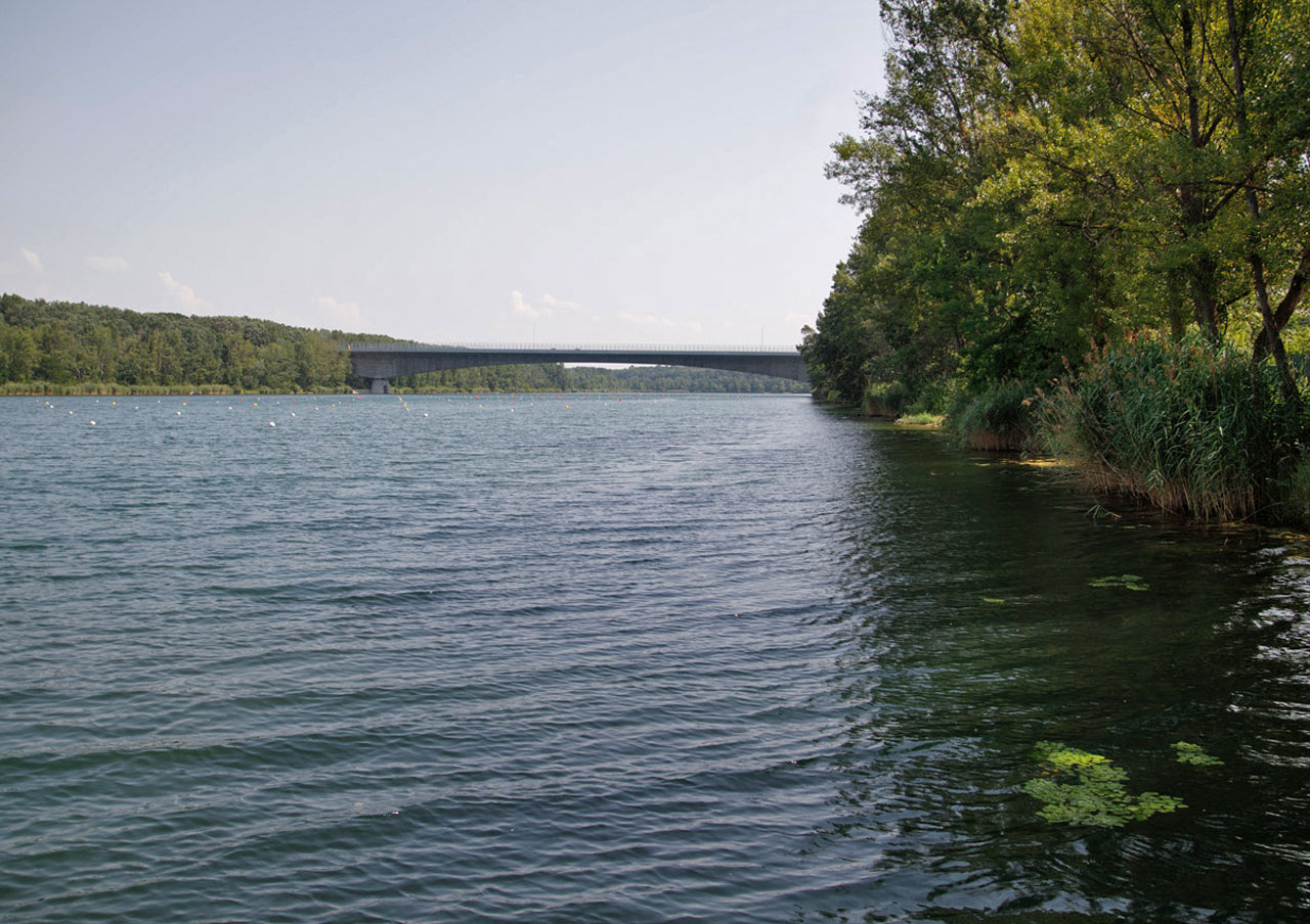 Zemnik reservoir, like the neighboring Jarovecke Rameno Branch, was bridged by a highway bridge