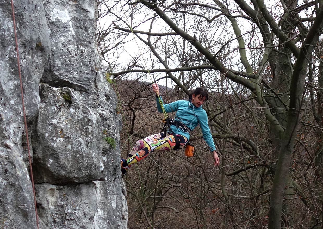 Michaela sa márne pokúšala dostať na strom po zachytenú čiapku. Na pomoc musel prísť jej spolulezec