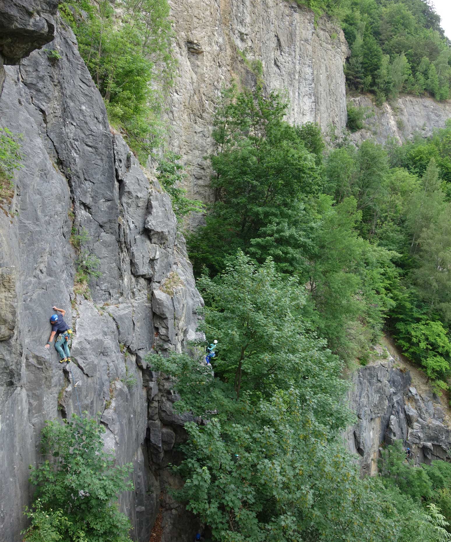 Na snímke sú až traja lezci v dvoch lezeckých sektoroch - v Medveďovi a dolu vpravo v Jeleňovi. Lezec vľavo je v Neznámom kvartete, alebo v novšej ceste naľavo od Neznámeho kvarteta