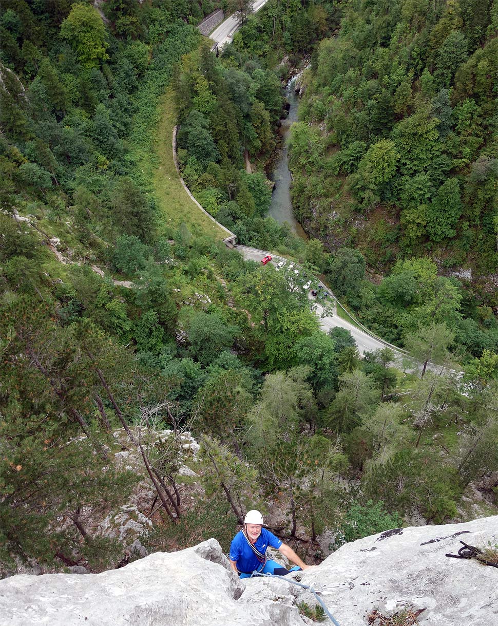 Ďuro dolieza platňu. Dolu je údolie riečky Schwarza