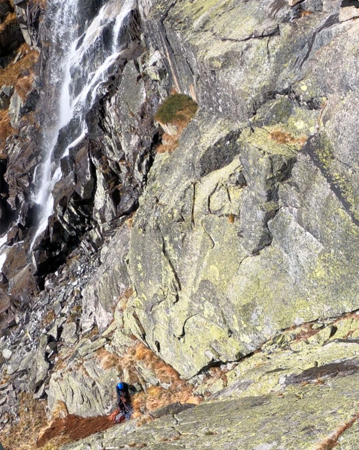 Video z lezenia popri vodopáde Skok