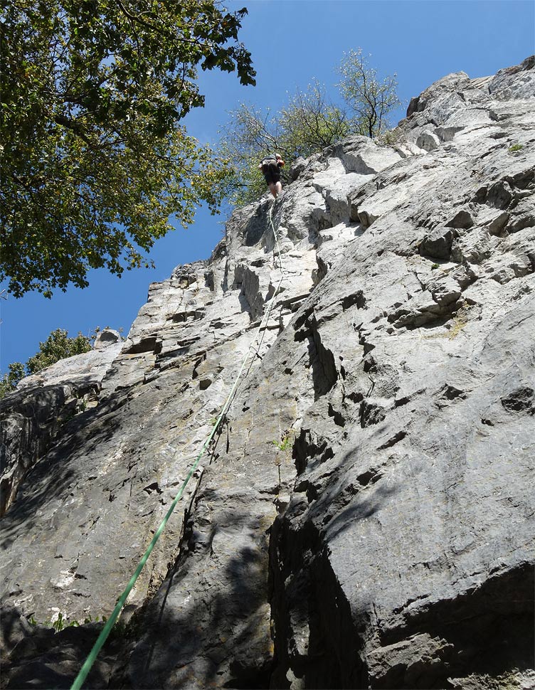 Na južnej stene brala v oblasti cesty Mockov kút skaly zhora od turistov padať nezvyknú. 15 metrov napravo v oblasti Sedemskobovky je ruletová zóna. Tam dopadol aj pagáčik