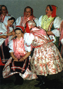 �ep�enie nevesty - fotografia z knihy Zvyky a trad�cie na Slovensku