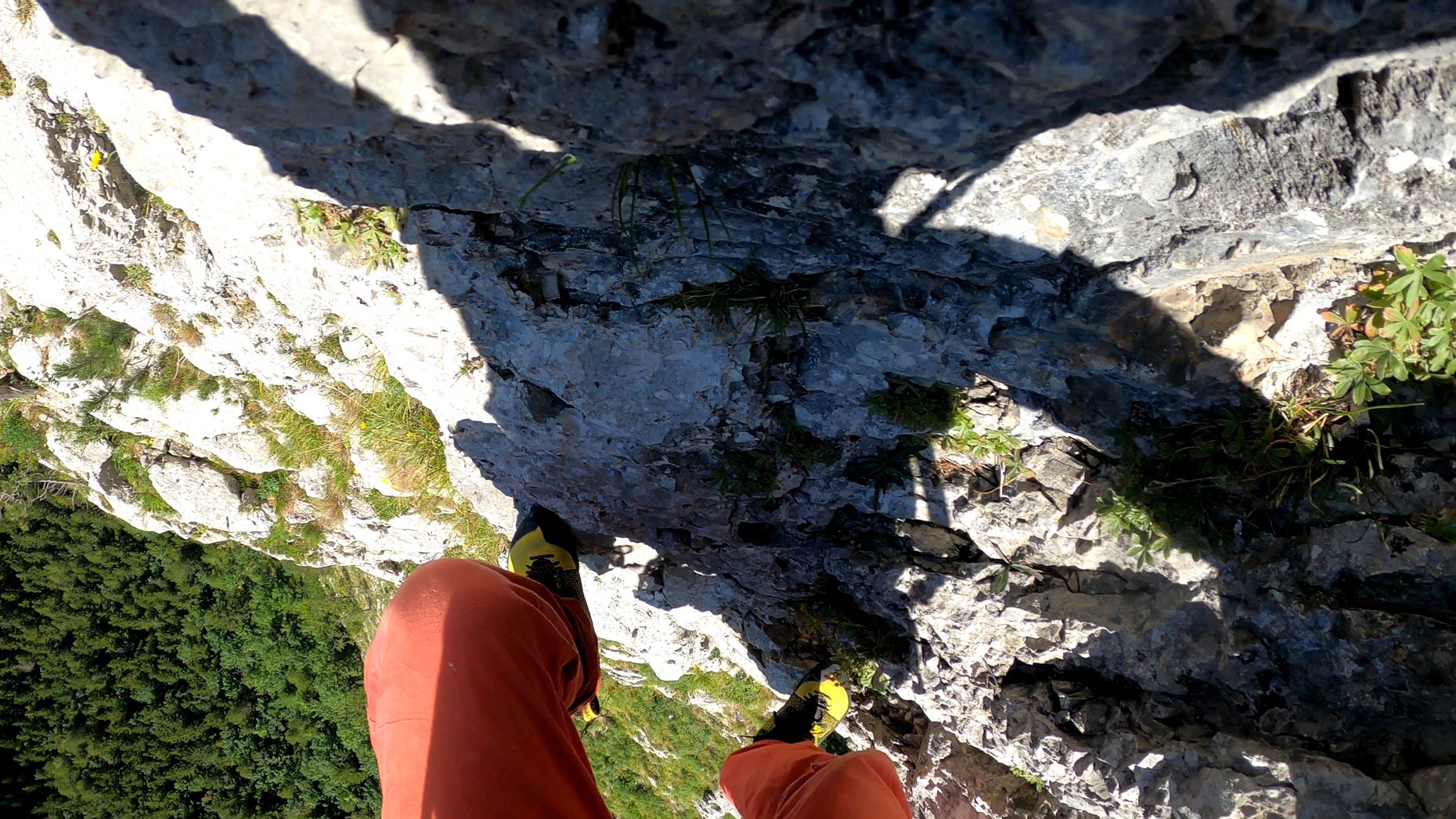 V siedmej dĺžke. Mišo to prebil šikovne, ja som šiel 30 metrov ultrarýchlosťou dva metre za minútu :-) Ešteže Mišo mal hore pohodlný štand pri strome