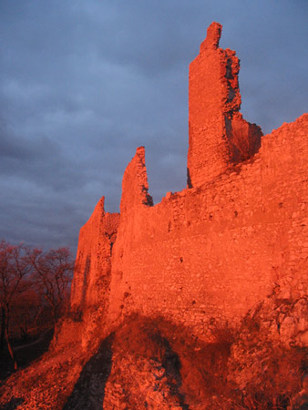 Takúto farbu nadobudol Plavecký hrad, keď sa slnko objavilo v úzkej štrbine pod mrami krátko pre úplným západom