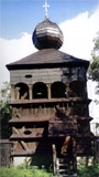 Drevená zvonica v Hronseku - fotografia z publikácie Drevené kostoly