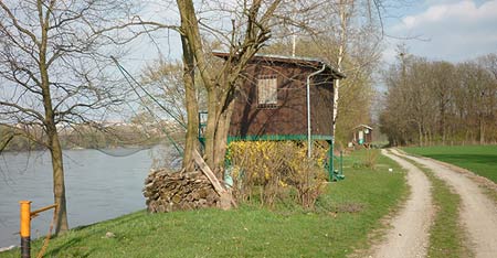 Rybárske chatky na brehu Dunaja v Rakúsku