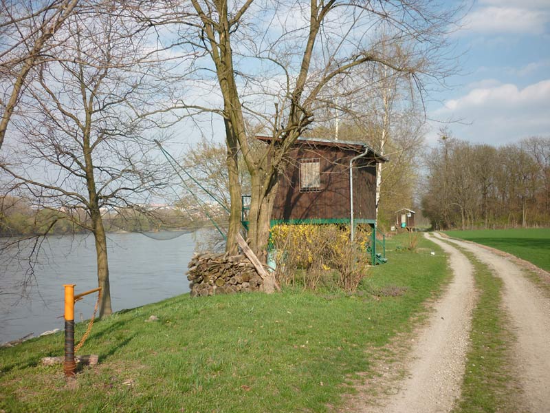 Rybárske chatky na brehu Dunaja v Rakúsku