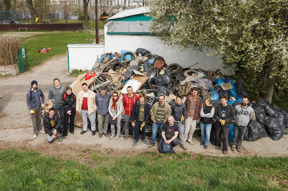 Jarné upratovanie brehov Dunaja pred Dunajčíkom