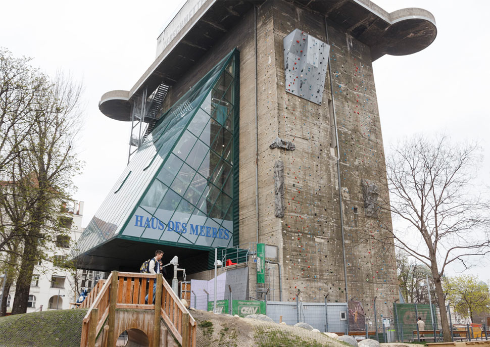 Jedna zo stien niekdajšej Flakturme slúži ako umelá lezecká stena