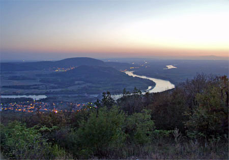 Pohľad na Dunaj a Devínsku bránu z Devínskej Kobyly