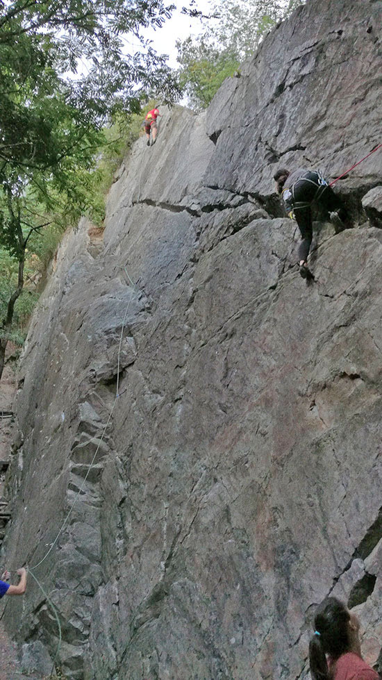 Na Platni. Lezec vľavo dolieza vertikálnu variantu Schodov