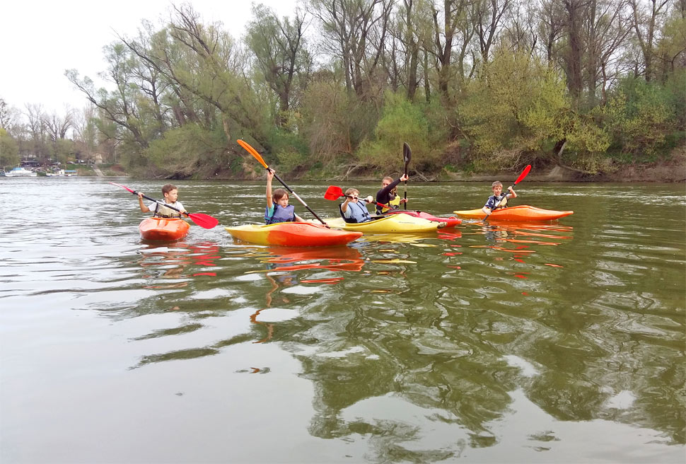Najmenší kurzisti na Karloveskom ramene pod drobnohľadom trénerky Ľubky Koprivovej