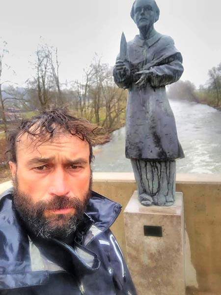 Dunaj je už naozaj úzky a Robert pózuje pred ďalšou z mnohých sôch, ktorého  lemujú - tentokrát na moste